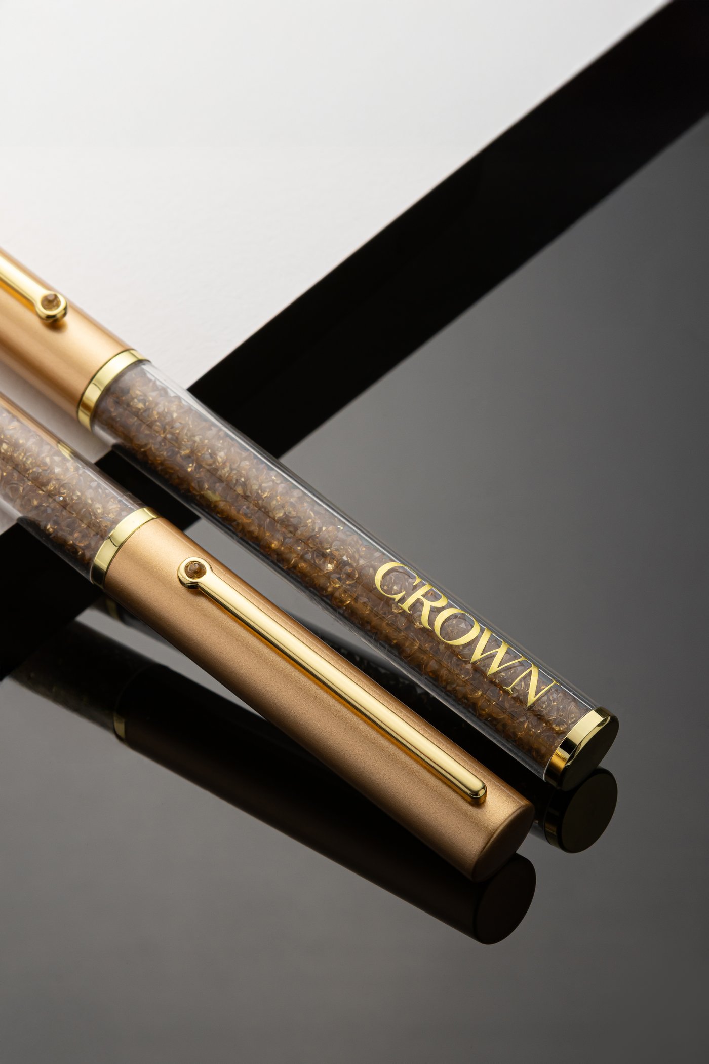 Caneta Crown Starlight em laca preta com detalhe dourado